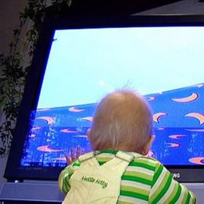 lapsi katsoo televisiota