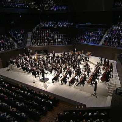 Orkesteri soittamassa Musiikkitalon suuressa salissa.