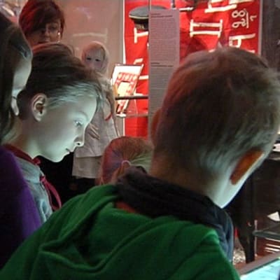 Lapset katselevat museossa