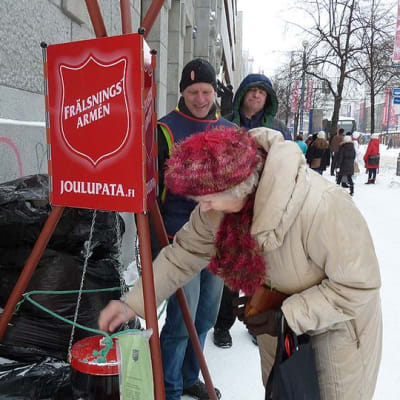 Vapaaehtoinen patavahti Ari Akkila kiittää lahjoituksesta Oululaisen kulmalla