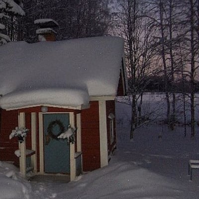 Vanha sauna talviasussaan Parikkalan Saarella.