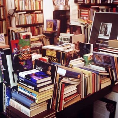 Kirjapinoja kirjakaupassa.