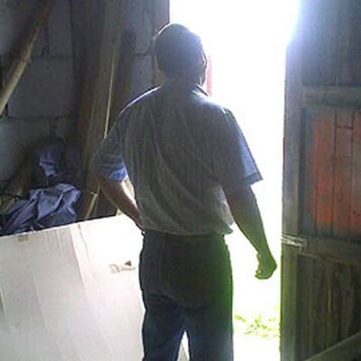 Mies seisoo vajan ovella