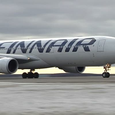 Finnairin lentokone kiitoradalla.