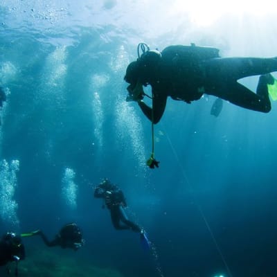Sukeltajia veden alla Joonianmeressä Kreikassa.