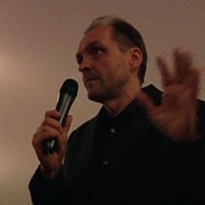 Arto Halonen puhuu mikrofoniin.