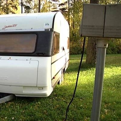 Matkailuvaunu parkissa Huhtiniemen leirintäalueella.