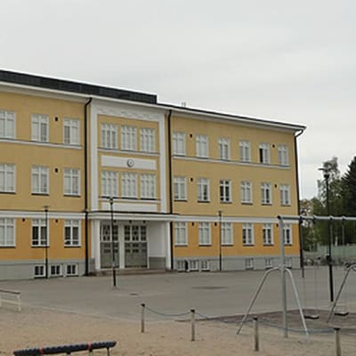 Lippu liehuu salossa 80-vuotiaan Mäntykankaan koulun pihalla.