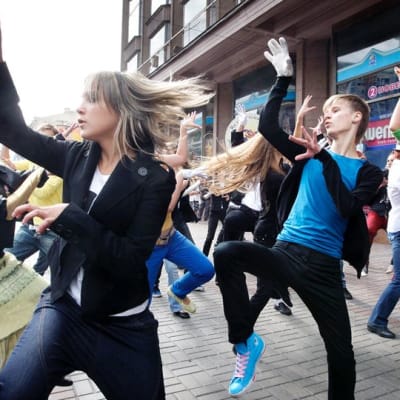 Nuoret tanssivat kadulla flash mob -tapahtumassa Kiovassa.
