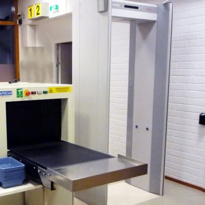 Turvatarkastuspiste Lappeenrannan lentoasemalla.