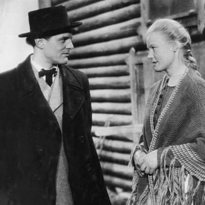 Yksi Suomi-filmin tuottamista elokuvista oli Valentin Vaalan vuonna 1946 ohjaama Loviisa - Niskavuoren nuori emäntä, jonka pääosissa olivat Kirsti Hurme ja Tauno Palo.