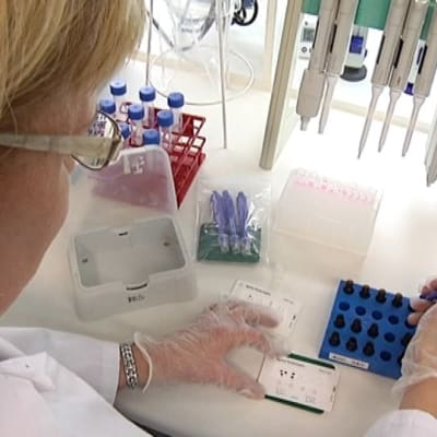 Biotien laboratoriossa kehitetään lääkkeitä.