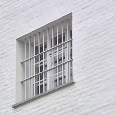 Kalterit Sukevan vankilan ikkunassa