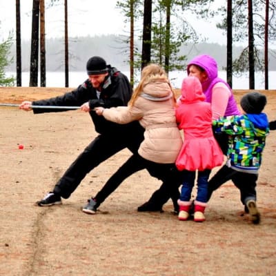 Suomalaisia ja venäläisiä nuori yhteisleirillä Outokummussa