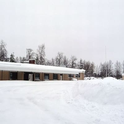 Maulan koulu, ulkorakennus ja leikkitelineet lumen alla