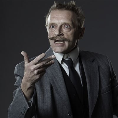 Ilkka Heiskanen eläytyy Sibeliuksen rooliin.