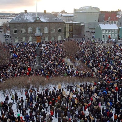 Yli 6 000 islantilaista osoittamassa mieltään talouskriisin vuoksi Austervollur-aukiolla Reykjavikissa.