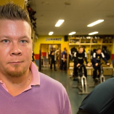 Valmentaja Jarno Pikkarainen valmistautuu harjoitukseen.