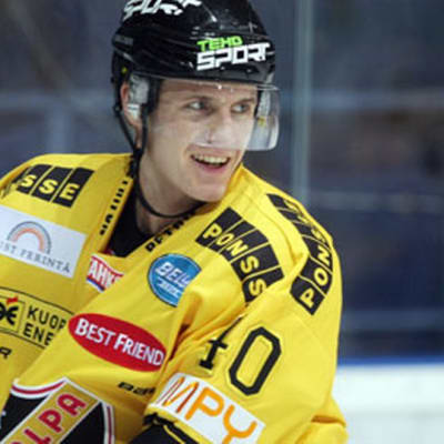 Mikko Kukkonen koki kovia SaiPa-ottelussa (Arkistokuva)