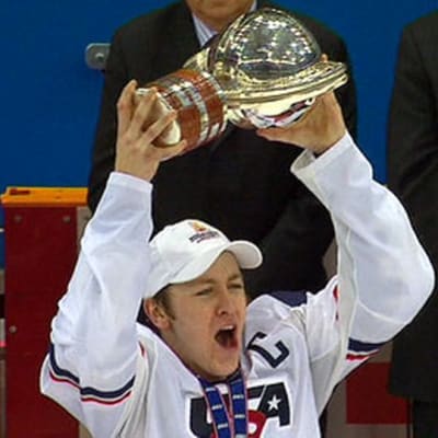 USA:n Derek Stepan nostaa pokaalin ilmaan nuorten maailmanmestaruuden kunniaksi loppiaisena 2010.