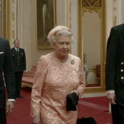 James Bond (Daniel Craig, vas.) haki kuningatar Elisabet II:n olympiakisojen avajaisiin.