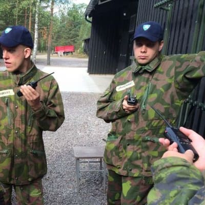 Kehitysvammaiset intti-kurssilaiset perehtyvät radiopuhelinten toimintaan Taipalsaaren ampuma-alueella.