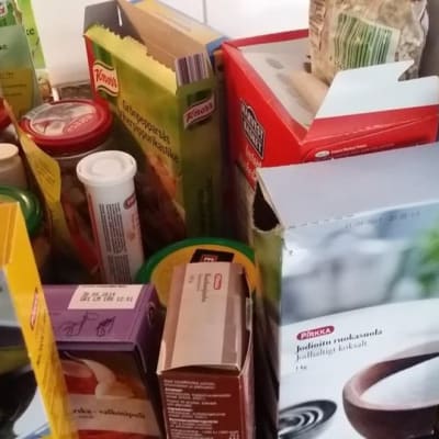 Avattuja kuivruokapaketteja pöydällä.