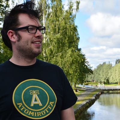 Jonas Olsson Kokkolan keskustassa sillalla taustalla puita ja kaupunginsalmi eli Sunti.