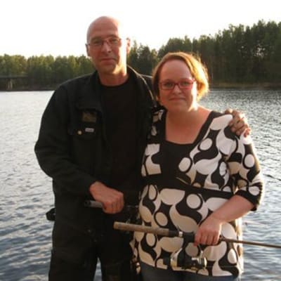 Adoptoitu Maria Nyman veljensä kanssa.