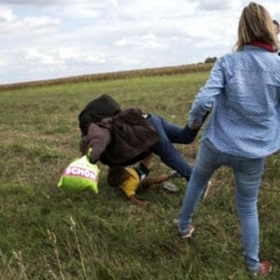 Unkarilainen tv-kuvaaja kampittaa turvapaikanhakijan tämän juostessa.