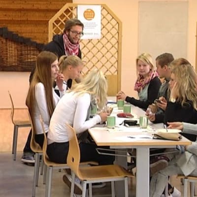 Opiskelijoita syömässä oppilaitoksen ruokalassa.