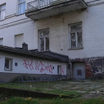 Lapinlahden sairaalarakennukseen on kohdistunut ilkivaltaa.