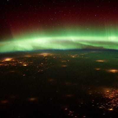 Revontulia maapallon yläpuolella kuvattuna kansainväliseltä avaruusasemalta.