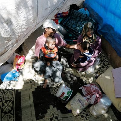 Syyrialainen perhe istuu teltassa pakolaisleirissä Turkissa.