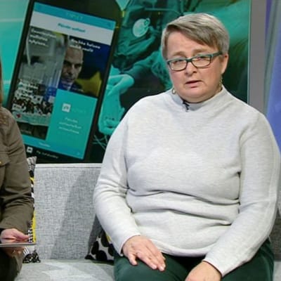 Studiossa turkulainen opettaja Maarit Korhonen (oik.) ja Ylen Uutisluokan tuottaja Hanna Visala.