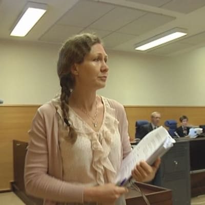 Anneli Auer kävelee oikeussaliin.