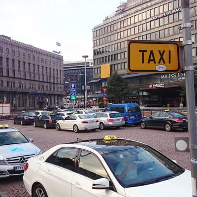 Kuva taksitolpalta Helsingin Elielinaukiolta 18. syyskuuta 2015. 