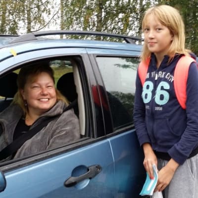 Kirsi Jylhä-Lipsanen toi tyttärensä Nean kouluun perjantaiaamuna.