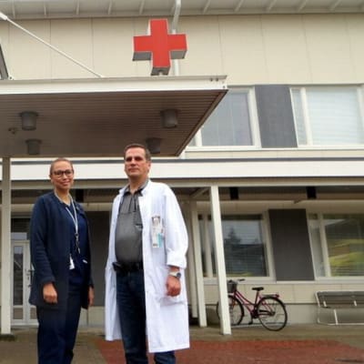 Länsi-Pohjan keskussairaalan akuuttiklinikan ylilääkäri Tapio Åman ja osastonhoitaja Sanna Kallankari