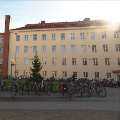 Ulkokuva normaalikoulun rakennuksesta Jyväskylässä.
