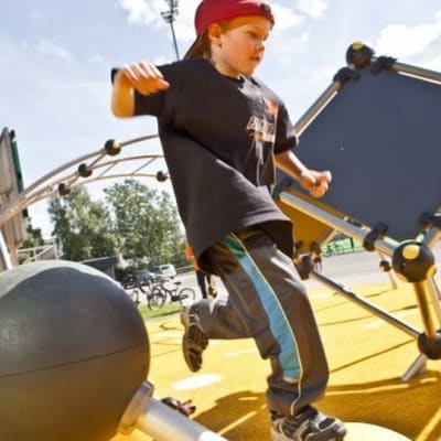 Poika juoksee Lappsetin parkour-välineessä.