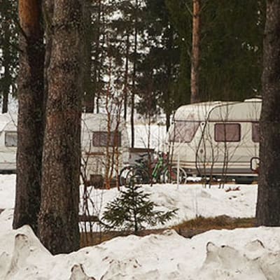 Kuvassa asuntovaunuja talvisella Sautinkarin leirintäalueella.
