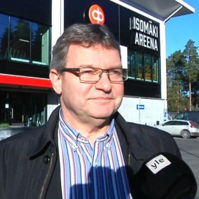 Ässien toimitusjohtaja Jukka Hirsimäki Isomäki Areenan edessä