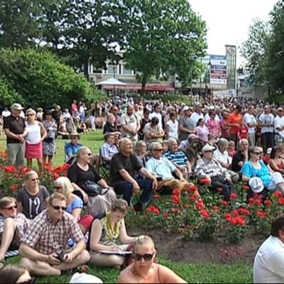 Yleisö kuunteli Tattoon avauspäivän konserttia keskittyneesti.
