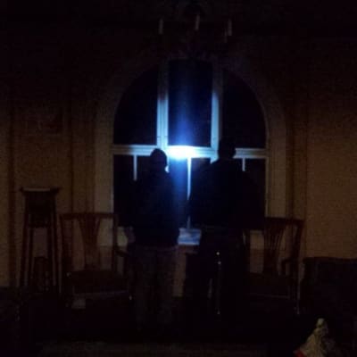 kaksi hahmoa pimeässä salissa kummitusjahdissa