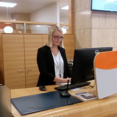 Oulun Osuupankin infopisteen työntekijä.