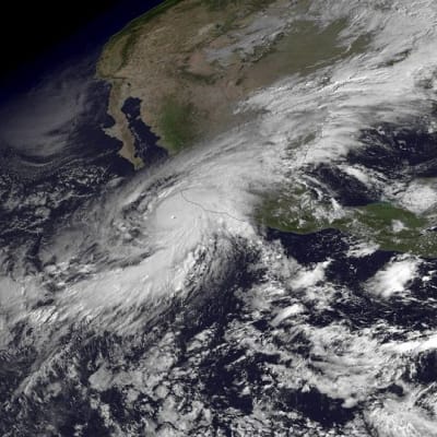Yhdysvaltain valtameri- ja ilmastohallinto NOAA:n julkaisemassa satelliittikuvassa Patricia-myrsky näkyy lähestymässä Meksikon rannikkoa perjantaina iltapäivällä Suomen aikaa.