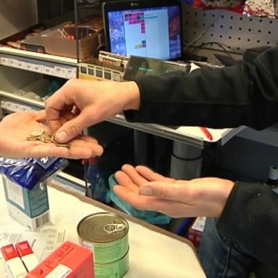 Kauppa-auto-ostoksia maksetaan kolikoilla.