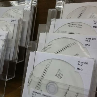 Cd-levymuotoisia äänikirjoja hyllyssä kirjastossa.
