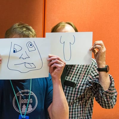 Kolme miestä, joiden kasvojen edessä paperille piirretyt yrjö, urpo ja jorma- naamarit
